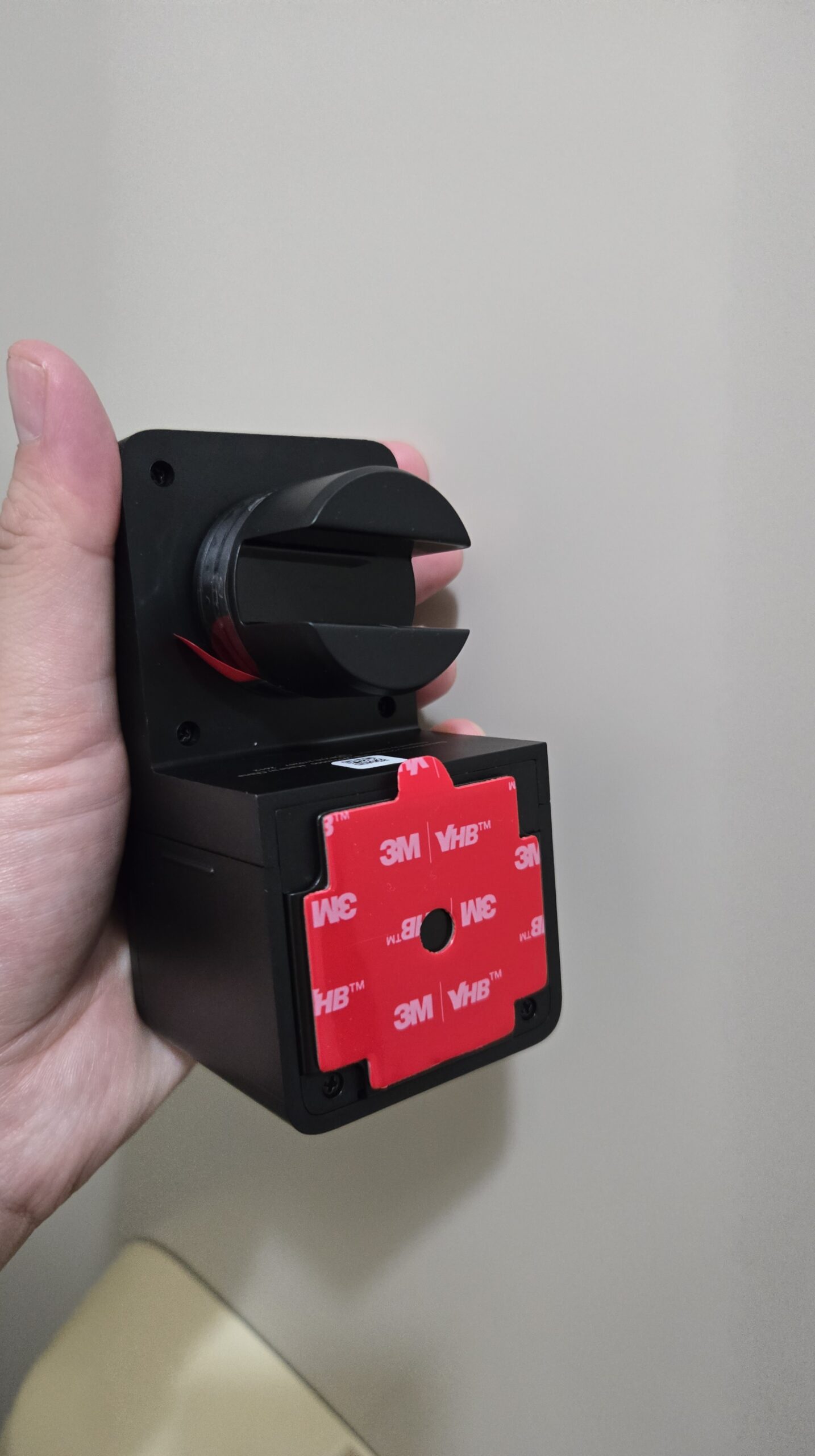 本体裏面の 3M VHB™ テープ(赤) ── 産業用の超強力両面テープ