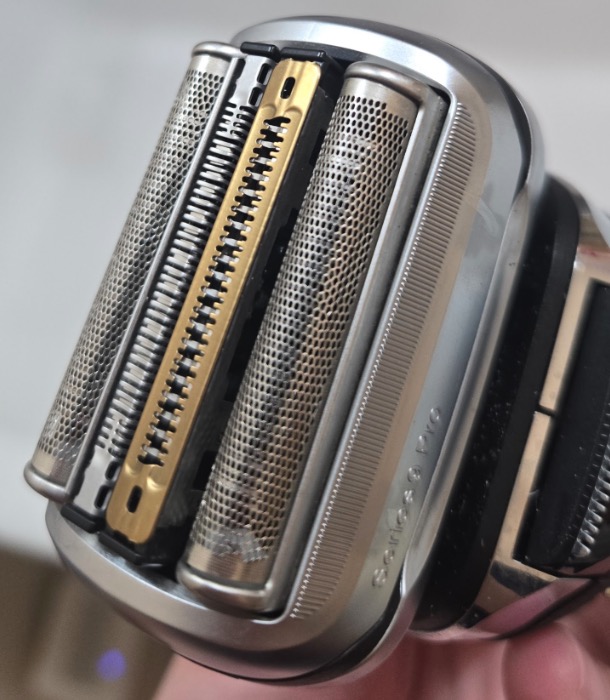 ブラウン9 Proの網刃と中央の刃を写した実機写真